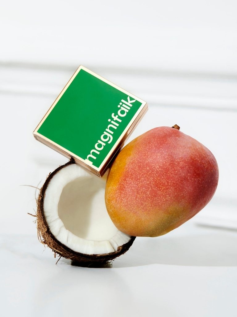 Boîte de produit Magnifaïk verte avec noix de coco et mangue, cosmétiques clean et naturels
