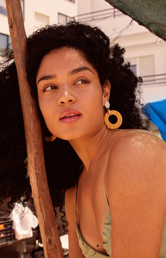 Boucles d'oreilles Summer - Raphia tressé, nacre & métal
