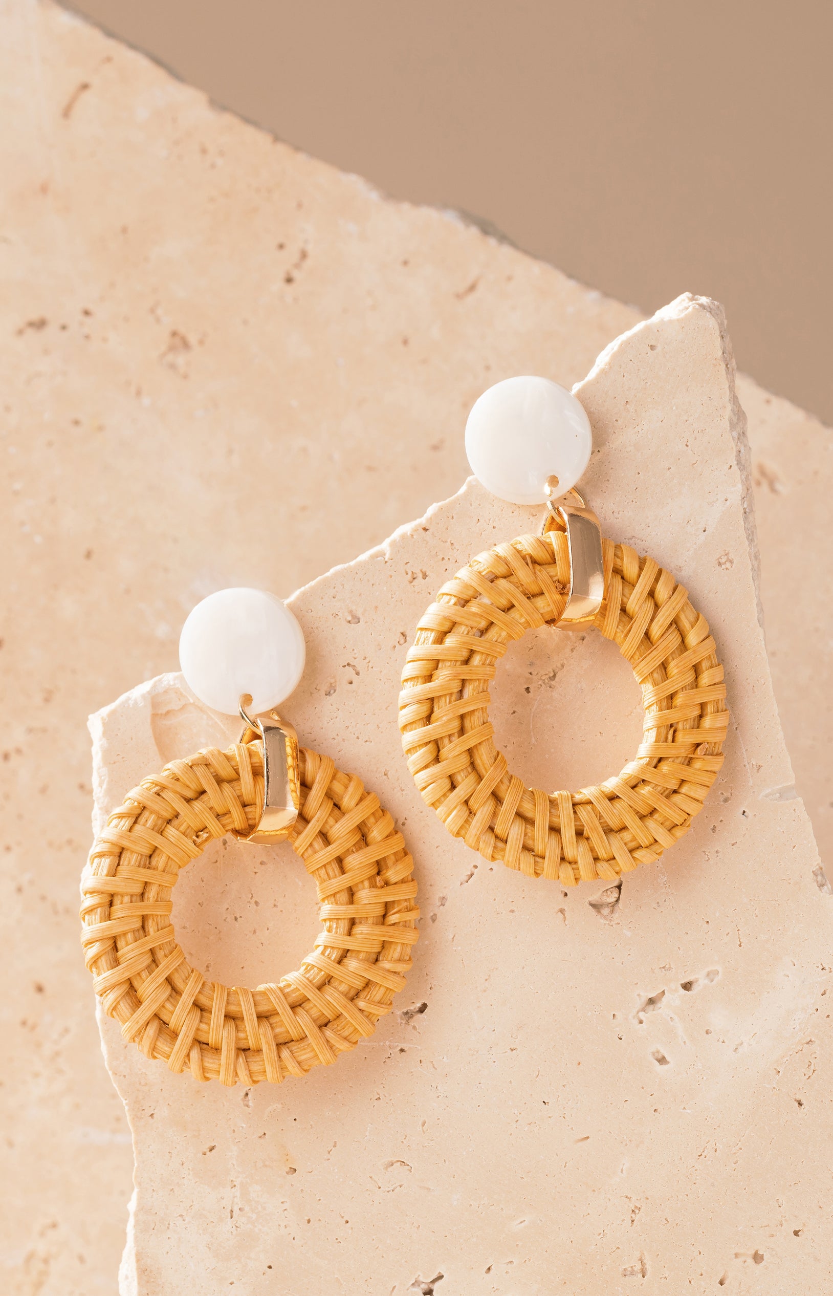 Boucles d'oreilles Summer - Raphia tressé, nacre & métal
