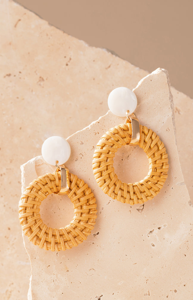 Boucles d'oreilles Summer - Raphia tressé, nacre & métal