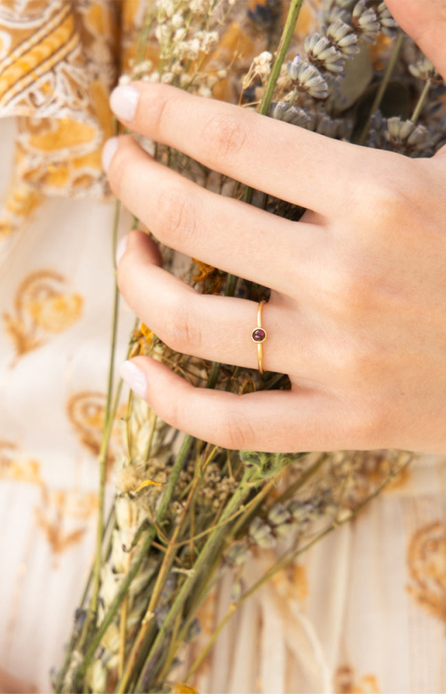 Bague ajustable Point - Laiton doré & grenat rouge