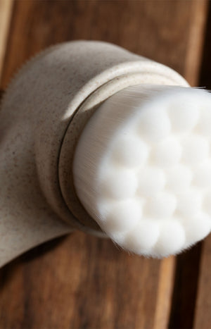Brosse nettoyante double face & bracelets de lavage - Blanc