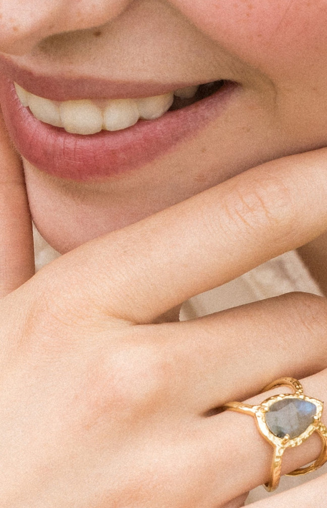 Bague Liva - Laiton doré & labradorite grise