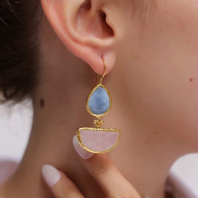 Boucles d'oreilles - Laiton plaqué or, opale bleue & quartz rose