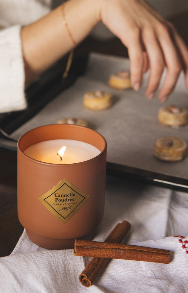 Bougie parfumée - Cannelle poudrée - Bracelet acier inoxydable doré & corail - 200 g