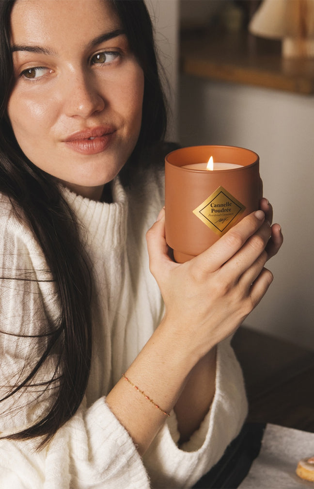 Bougie parfumée - Cannelle poudrée - Bracelet acier inoxydable doré & corail - 200 g