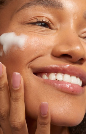 Mousse nettoyante hydratante à la rose - Visage - 150 ml