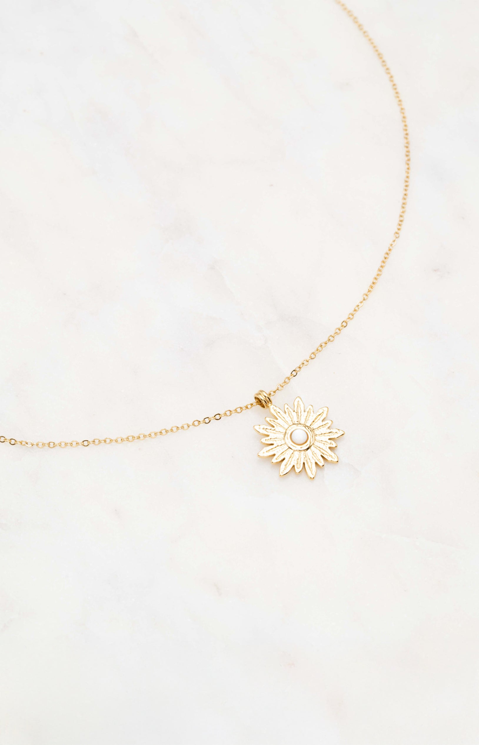 Collier avec un pendentif feuillage - Acier inoxydable & nacre - Doré & blanc
