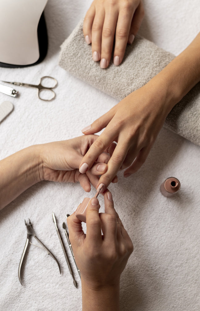 Pose de vernis semi-permanent ou renfort gel sur ongle naturel