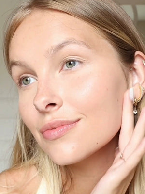 Visage peau claire avec embellisseur de teint
