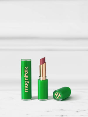 Rouge à lèvres mat vert émeraude, formule clean et soin, design élégant avec capuchon doré