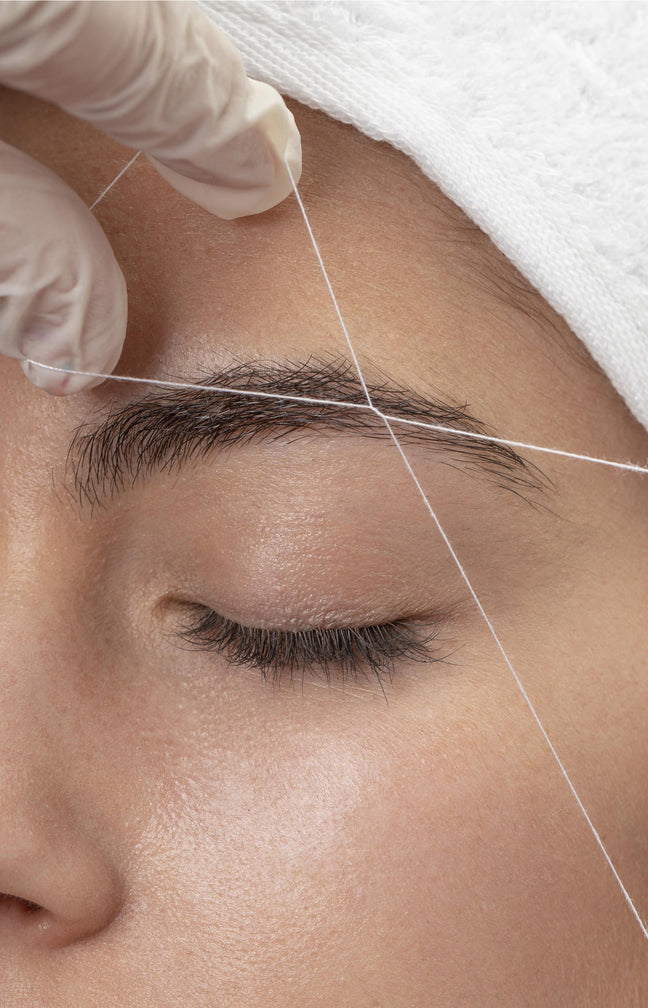 Epilation des sourcils au fil