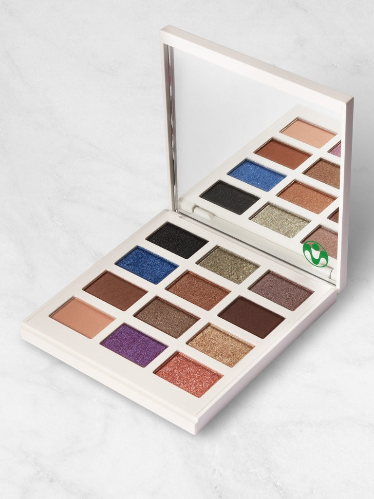 Palette d'ombres à paupières multicolores avec finis mats et irisés, idéale pour un maquillage quotidien ou soirée.