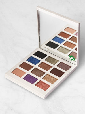 Palette d'ombres à paupières multicolores avec finis mats et irisés, idéale pour un maquillage quotidien ou soirée.