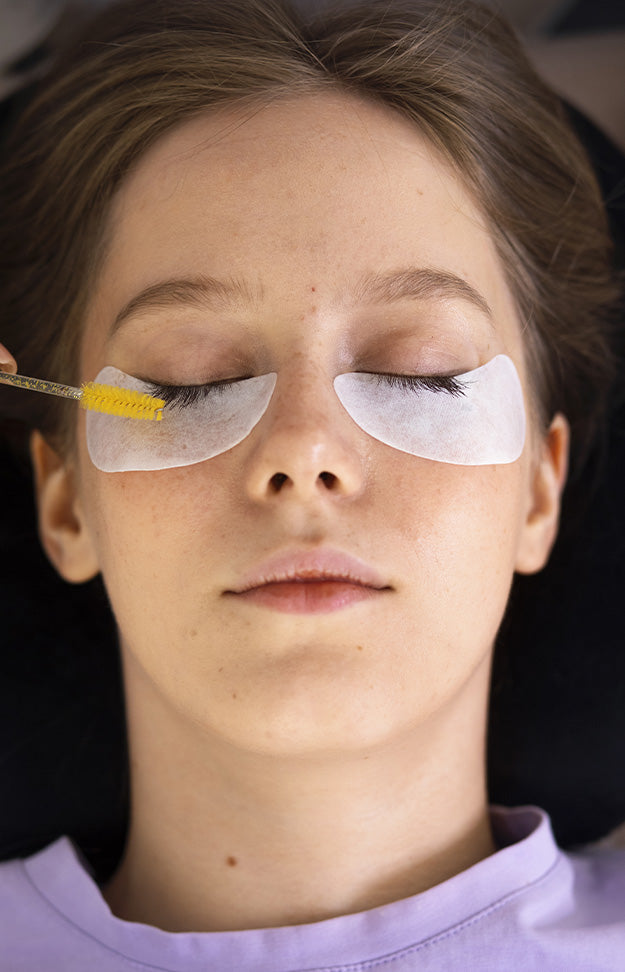 Rehaussement des cils supérieurs + teinture